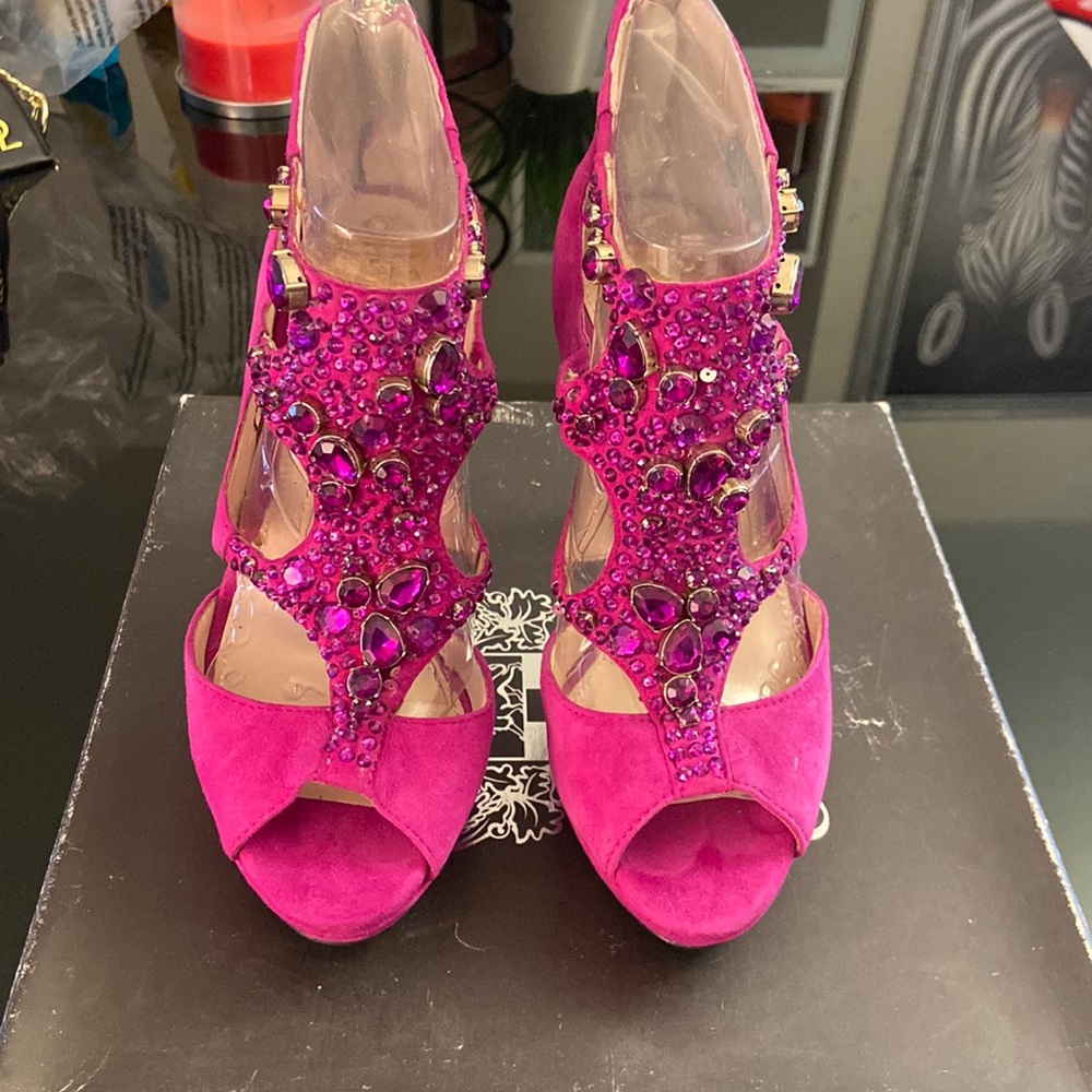 Vince Camuto pink suede open toe shoes